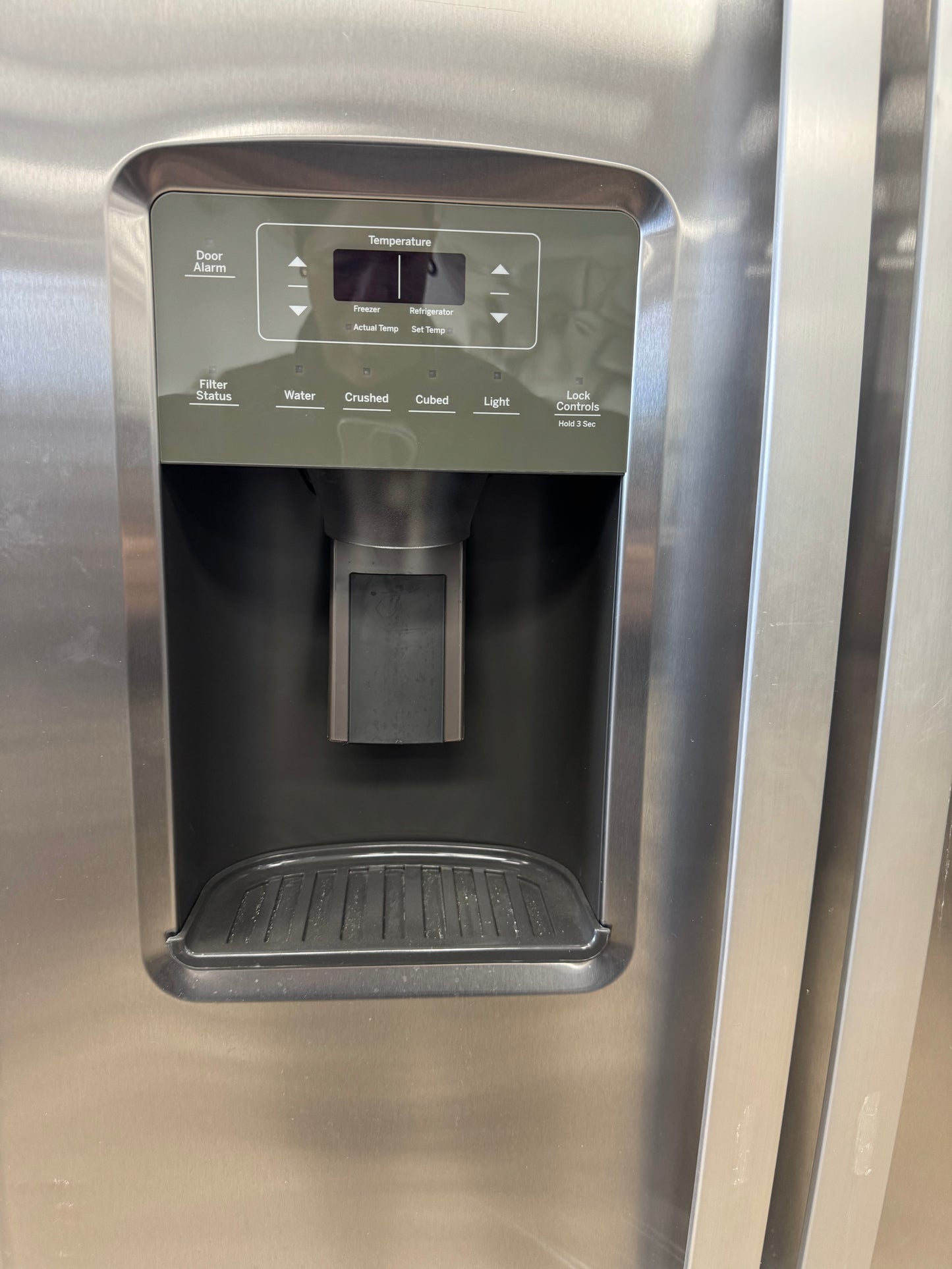 GE 25.3 Cu. Ft .Side - By - Side Refrigerator