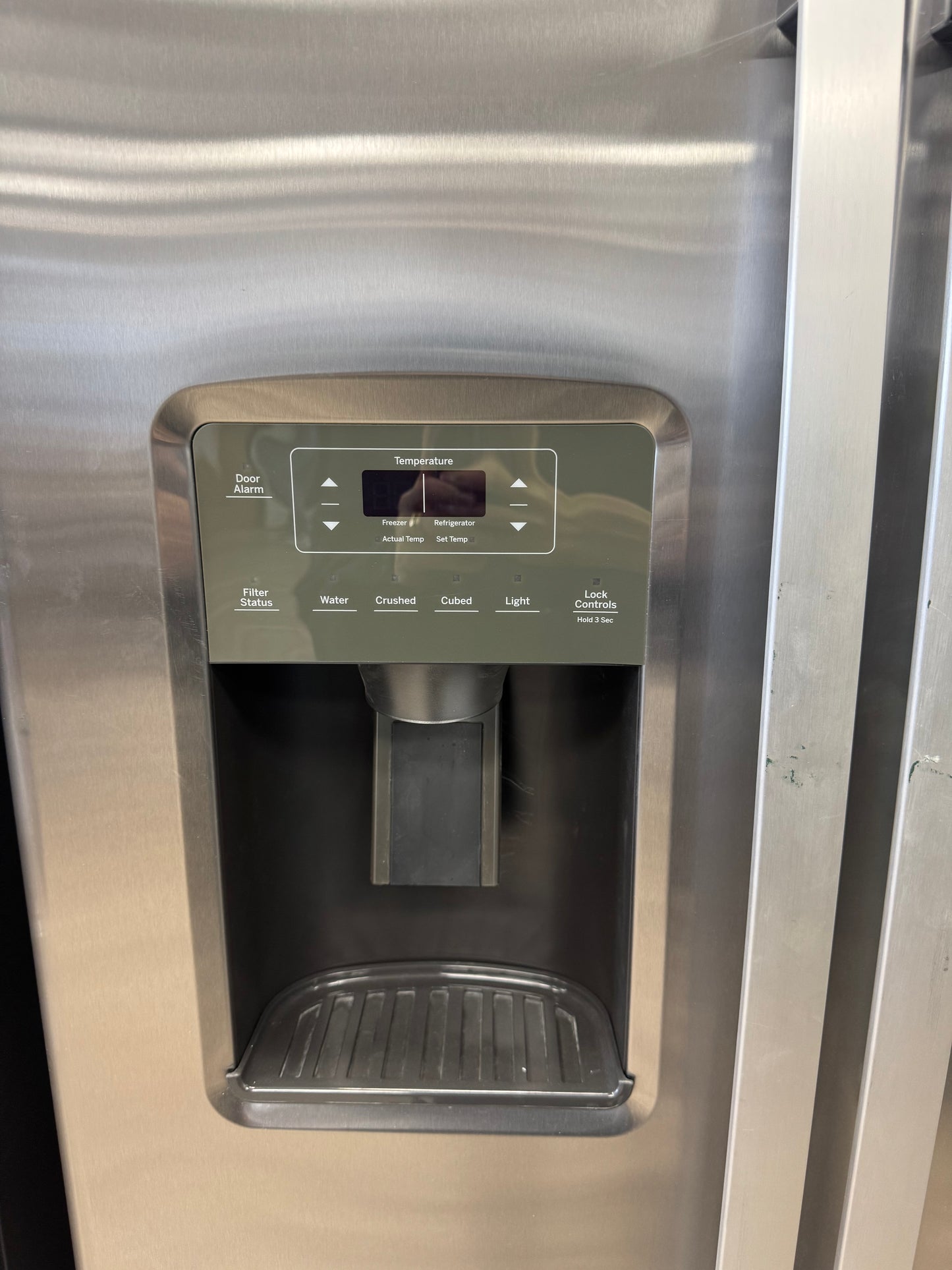 GE 25.3 Cu. Ft .Side - By - Side Refrigerator