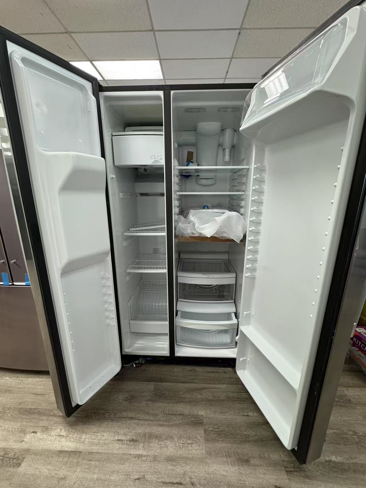 GE 25.3 Cu.Ft . Side -By-Side Refrigerator